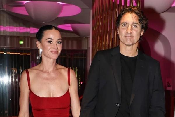 Katy Perry (kiri) dan Justin Trudeau (kanan) tampil perdana di depan publik di Paris pada 25 Oktober 2025. (FOTO: BACKGRID) 