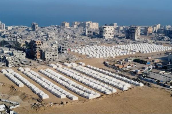 Pemandangan drone menunjukkan tenda-tenda yang digunakan oleh warga Palestina yang terusir di tengah bangunan-bangunan yang hancur, menyusul penarikan pasukan Israel dari wilayah tersebut, di tengah gencatan senjata antara Israel dan Hamas di Gaza, di Kota Gaza, 24 Oktober 2025. REUTERS 