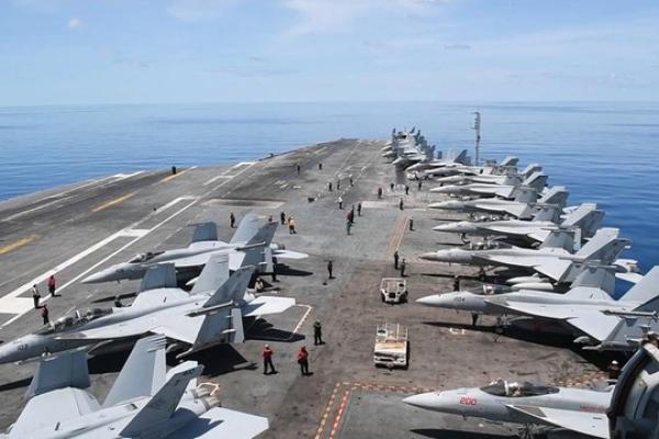 Penampakan kapal induk AS USS Nimitz yang membawa jet tempur saat latihan militer di Laut China Selatan. Foto: AFP 