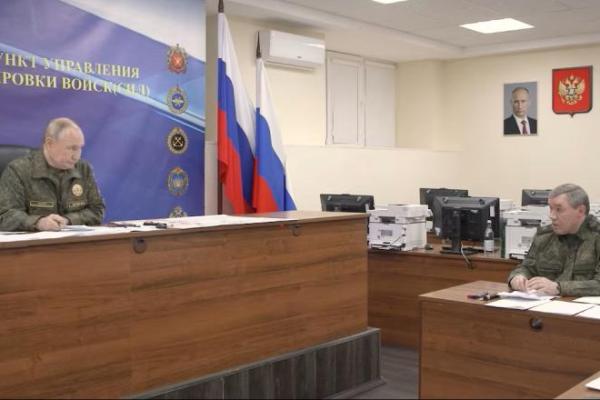 Presiden Rusia Vladimir Putin mendengarkan Kepala Staf Umum Angkatan Bersenjata Rusia, Valery Gerasimov, di lokasi yang tidak disebutkan namanya, dari video yang dirilis pada 26 Oktober 2025. Handout via REUTERS 