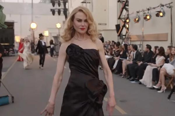 Nicole Kidman berjalan di Vogue World: Hollywood. (FOTO: VOGUE) 