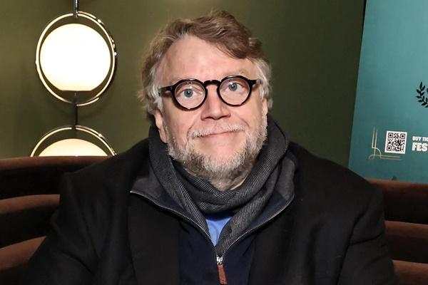 Sutradara film Frankenstein Guillermo Del Toro di Hollywood pada 25 Oktober 2025. (FOTO: GETTY IMAGE) 