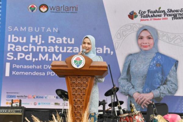 Penasehat Dharma Wanita Persatuan Kemendes PDT Ratu Rachmatuzakiyah saat menyampaikan sambutan dalam kegiatan `Pelestarian Wastra melalui Pengembangan Usaha Pewarna Alam dan Mini Eco Fashion Show: Kain Tenun/Batik Ready to Wear serta Pameran Indonesia Hijau` (Foto: Humas Kemendes PDT) 