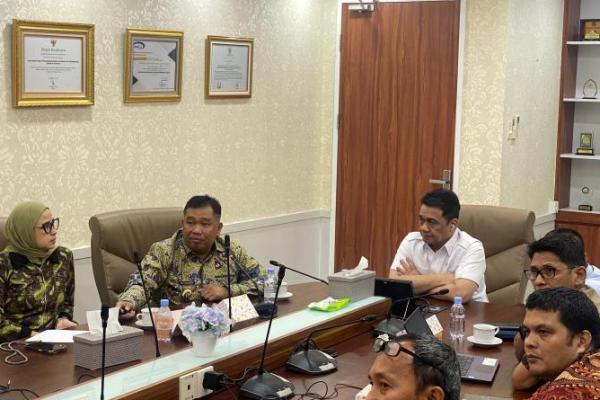 Wamendes PDT Ahmah Riza Patria saat menerima audiensi Bupati Takalar di Kantor Kemendes PDT (Foto: Humas Kemendes PDT) 