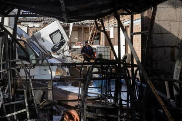 Seorang warga berdiri di lokasi serangan udara Rusia, di tengah serangan Rusia terhadap Ukraina, di Kharkiv, Ukraina, 24 Oktober 2025. REUTERS 
