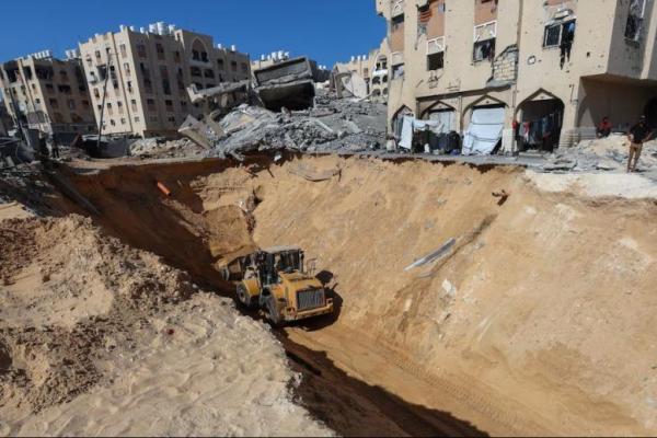 Mesin berat beroperasi di lokasi pencarian sandera yang tewas akibat penculikan Hamas dalam serangan 7 Oktober 2023, di Khan Younis, Jalur Gaza selatan, 19 Oktober 2025. REUTERS 