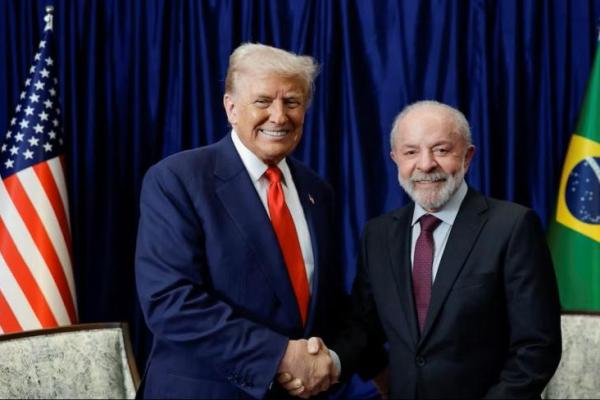 Presiden AS Donald Trump dan Presiden Brasil Luiz Inácio Lula da Silva berjabat tangan saat bertemu di sela-sela KTT ASEAN ke-47 di Kuala Lumpur, Malaysia, 26 Oktober 2025. Handout via REUTERS 