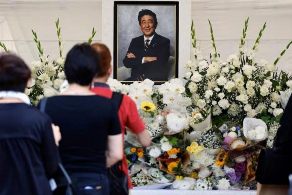 Para pelayat mempersembahkan bunga dan doa untuk mendiang Perdana Menteri Jepang Shinzo Abe, yang ditembak saat berkampanye untuk pemilihan parlemen pada tahun 2022, di kuil Zojoji di Tokyo, Jepang, 8 Juli 2023. REUTERS 