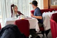 Jadi Orang Tua Baru, Robert Pattinson dan Suki Waterhouse Tetap Mesra