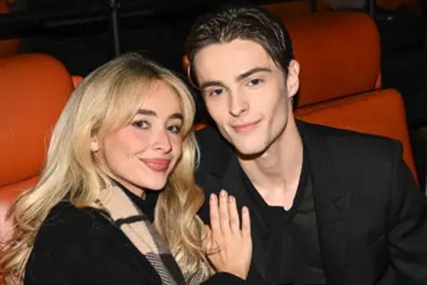 Sabrina Carpenter datang untuk mendukung sobat lamanya Corey Fogelmanis di pemutaran film barunya I Wish You All The Best. (FOTO: BFA.COM) 