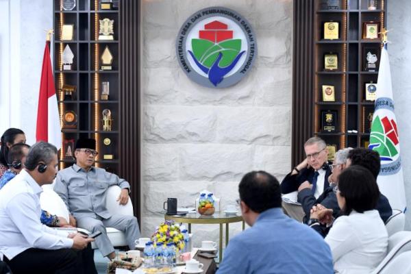Mendes PDT Yandri Susanto saat bertemu Associate Vice President IFAD Donal Brown di Kantor Kemendes PDT (Foto: Humas Kemendes PDT) 