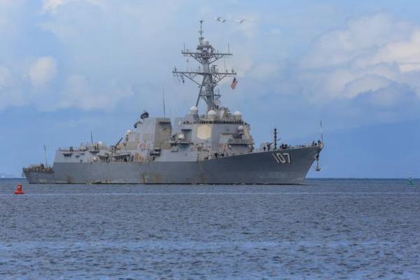 Kapal perusak Angkatan Laut AS USS Gravely mendekati Pelabuhan Spanyol untuk latihan gabungan dengan Angkatan Pertahanan Trinidad dan Tobago guna memperkuat keamanan regional dan kerja sama militer, sebagaimana terlihat dari Pelabuhan Spanyol, Trinidad dan Tobago, 26 Oktober 2025. REUTERS 