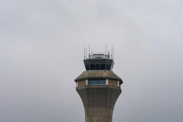 Menara kontrol lalu lintas udara di Bandara Internasional Newark Liberty terlihat di Newark, New Jersey, AS, 9 Mei 2025. REUTERS 