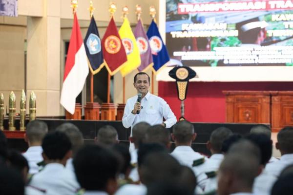 Menteri Transmigrasi (Mentrans) M.Iftitah Sulaiman Suryanagara saat mengisi kuliah umum di Universitas Pertahanan (Unhan) (Foto: Humas Kementrans) 