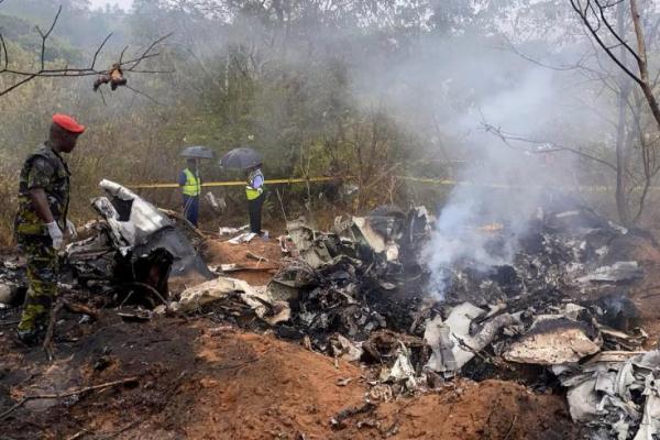Petugas keamanan mengamankan puing-puing pesawat 5Y-CCA yang dioperasikan oleh Mombasa Air Services, di daerah Tsimba Golini di Kabupaten Kwale, Kenya, 28 Oktober 2025. REUTERS 