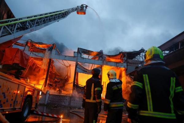 Petugas pemadam kebakaran bekerja di lokasi gudang makanan yang terkena serangan rudal Rusia semalam, di Kyiv, Ukraina, 25 Oktober 2025. REUTERS 