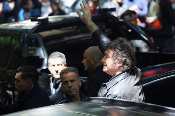 Presiden Argentina Javier Milei memberi isyarat kepada kerumunan selama pemilihan paruh waktu, di Buenos Aires, Argentina, 26 Oktober 2025. REUTERS 