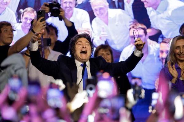Presiden Argentina Javier Milei merayakan kemenangan partai La Libertad Avanza dalam pemilihan paruh waktu, di Buenos Aires, Argentina, 26 Oktober 2025. REUTERS 