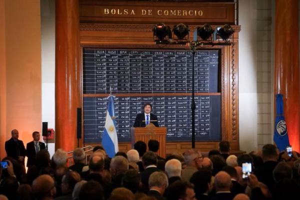 Presiden Argentina Javier Milei berpidato dalam upacara peringatan HUT ke-171 Bursa Efek Buenos Aires, di Buenos Aires, Argentina, 10 Juli 2025. REUTERS 