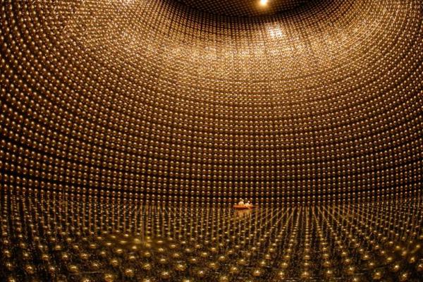 Ilmuwan menggunakan rakit di dalam detektor neutrino Super-Kamiokande yang terletak sekitar satu km di bawah tanah di bawah Gunung Ikeno dekat kota Hida, Jepang, dalam gambar selebaran tanpa tanggal yang diperoleh Reuters pada 22 Oktober 2025. Handout via REUTERS  