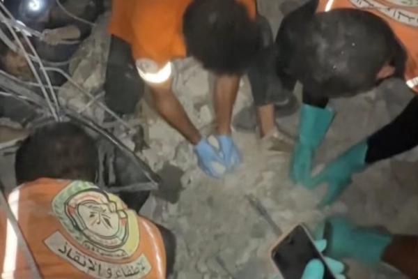 Tim penyelamat bekerja untuk membebaskan orang-orang yang terjebak di reruntuhan setelah serangan Israel di Kota Gaza, 28 Oktober 2025, dalam gambar diam yang diambil dari video. Handout via REUTERS 