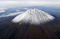 Foto yang diambil dari helikopter menunjukkan lapisan salju pertama musim ini di Gunung Fuji, gunung tertinggi di Jepang, yang terletak di perbatasan Prefektur Shizuoka dan Yamanashi, di Jepang, 23 Oktober 2025. Kyodo via REUTERS