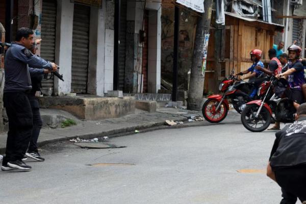 Petugas polisi bereaksi selama operasi polisi melawan perdagangan narkoba di favela do Penha, Rio de Janeiro, Brasil, 28 Oktober. REUTERS 