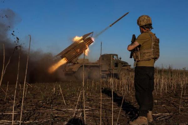Anggota pasukan Ukraina dari Brigade Lintas Udara Sicheslav ke-25 menembakkan sistem peluncur roket ganda BM-21 Grad ke arah pasukan Rusia di dekat kota garis depan Pokrovsk, Donetsk, Ukraina, 19 April 2025. REUTERS 