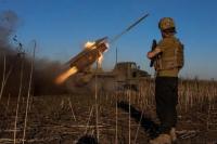 Anggota pasukan Ukraina dari Brigade Lintas Udara Sicheslav ke-25 menembakkan sistem peluncur roket ganda BM-21 Grad ke arah pasukan Rusia di dekat kota garis depan Pokrovsk, Donetsk, Ukraina, 19 April 2025. REUTERS