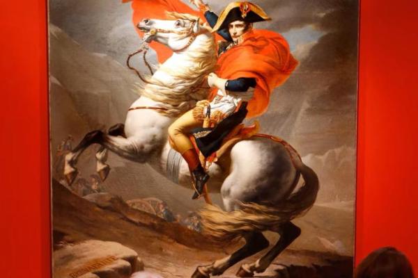 Orang-orang duduk di depan lukisan tahun 1802 karya seniman Prancis Jacques-Louis David saat mengunjungi pameran Napoleon dan Eropa di Museum Angkatan Darat di Invalides di Paris, Prancis, 26 Maret 2013. REUTERS 