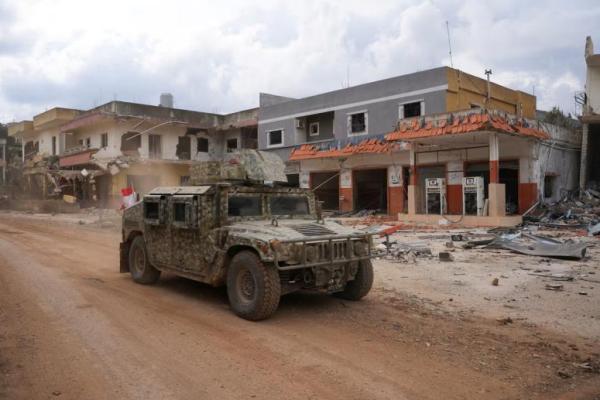 Sebuah kendaraan militer Lebanon melaju, setelah pasukan Israel mundur dari sebagian besar Lebanon selatan, di Mays al-Jabal, dekat perbatasan dengan Israel, Lebanon selatan, 19 Februari 2025. REUTERS 