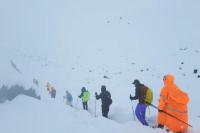 Hujan Salju Tidak Sesuai Musim Hentikan Wisatawan Everest di Nepal dan Tibet