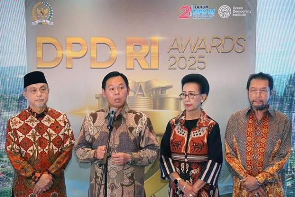 Ketua DPD RI Sultan B Najamuddin (dua dari kiri) bersama para wakil ketua di DPD Awards 2025, Rabu (28/10/2025). Foto: Sendow/katakini 