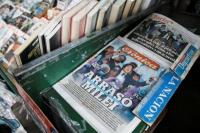 Koran yang dipajang di kios koran Buenos Aires meliput kemenangan pemilihan Presiden Argentina Javier Milei, di Buenos Aires, Argentina, 27 Oktober 2025. REUTERS