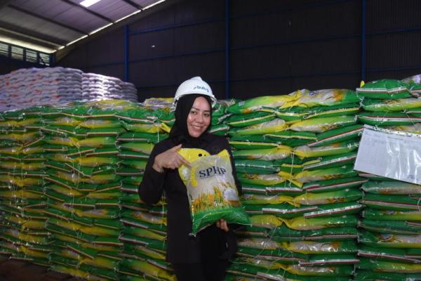 Anggota Komisi IV DPR RI Alien Mus saat meninjau langsung kondisi beras cadangan pemerintah di gudang Bulog Bali, Selasa (Foto: DPR) 