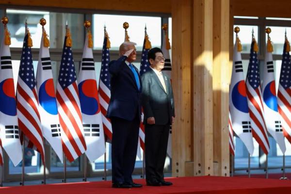 Presiden AS Donald Trump bertemu dengan Presiden Korea Selatan Lee Jae Myung di sela-sela KTT para pemimpin Kerja Sama Ekonomi Asia-Pasifik di Gyeongju, Korea Selatan, 29 Oktober 2025. REUTERS 