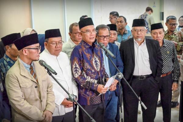 Ketua Komisi VIII DPR RI, Marwan Dasopang bersama Menteri Haji memberi keterangan pers usai Rapat Kerja terkait Biaya Penyelenggaraan Ibadah Haji (BPIH) tahun 2026, di Kompleks Parlemen, Jakarta, Rabu (Foto: DPR) 