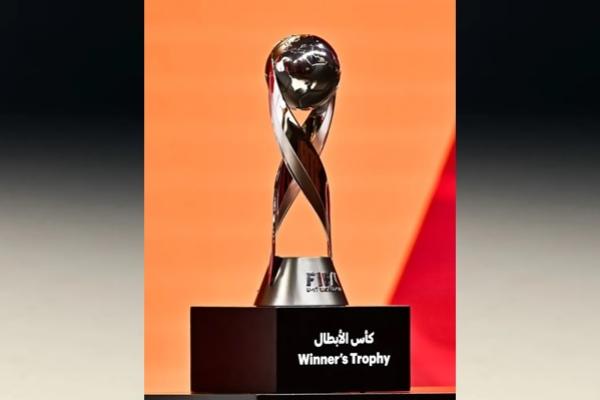 Trofi Piala Dunia U-17 FIFA dipamerkan saat pengundian Final Piala Dunia U-17 FIFA. (FOTO: GETTY IMAGE)