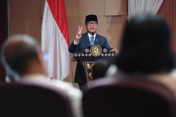 Mendes PDT Yandri Susanto saat memberikan kuliah umum kepada peserta pendidikan Pemantapan Pimpinan Nasional (P3N) Angkatan XXVI Tahun Anggaran 2025 di Auditorium Gadjah Mada, Kantor Lemhannas RI (Foto: Humas Kemendes PDT) 
