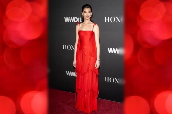 Anne Hathaway menghadiri WWD Honors 2025 mengenakan gaun vintage Valentino. (FOTO: BACKGRID) 