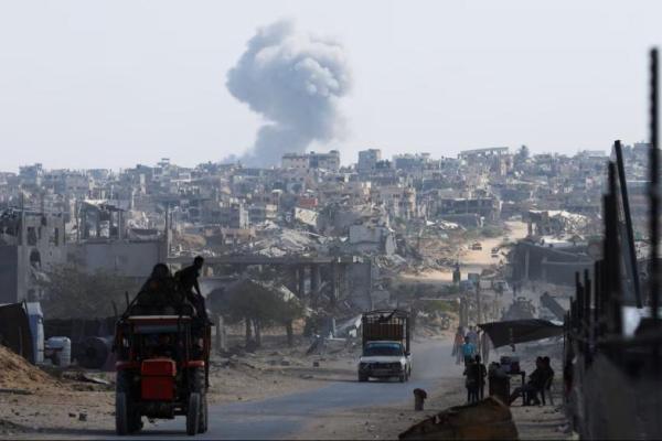 Asap mengepul di Khan Younis, Jalur Gaza selatan, 30 Oktober 2025. REUTERS 