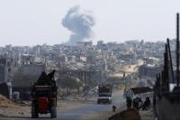 Asap mengepul di Khan Younis, Jalur Gaza selatan, 30 Oktober 2025. REUTERS