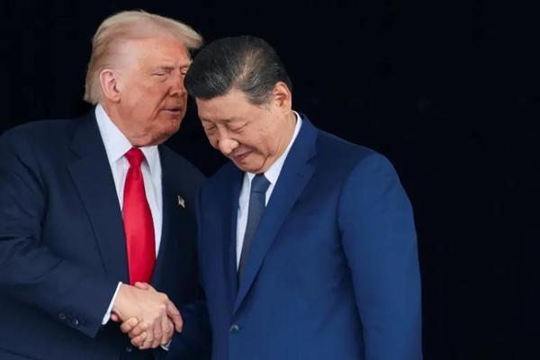 Presiden AS Donald Trump dan Presiden Tiongkok Xi Jinping berbincang saat meninggalkan Bandara Internasional Gimhae setelah pertemuan bilateral, di sela-sela KTT Kerja Sama Ekonomi Asia-Pasifik (APEC), di Busan, Korea Selatan, pada 30 Oktober 2025. (FOTO: REUTERS)