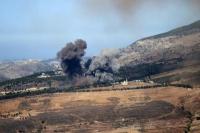 Asap mengepul dari serangan udara Israel di pinggiran desa Jarmak di Lebanon selatan pada 30 Oktober 2025. (FOTO: AFP)