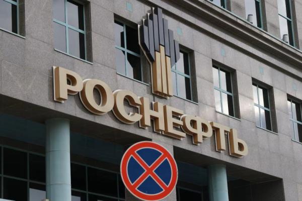 Logo perusahaan menghiasi fasad gedung perkantoran Rosneft, salah satu produsen minyak utama Rusia, di Moskow, Rusia, 23 Oktober 2025. REUTERS 