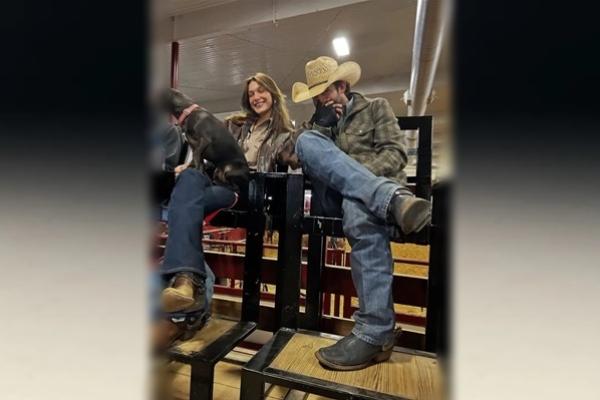 Bella Hadid menerima ciuman tangan dari pacarnya Adan Banuelos di foto barunya. (FOTO: INSTAGRAM) 