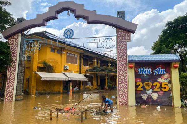 Seorang pria membersihkan puing-puing dari area yang terendam banjir di Hoi An, menyusul banjir mematikan di Vietnam tengah, 31 Oktober 2025. REUTERS 