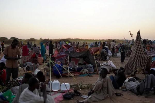 Orang-orang duduk di kamp pengungsian keluarga yang mengungsi dari el-Fasher ke Tawila, Darfur Utara, Sudan, 27 Oktober 2025. (FOTO: REUTERS) 