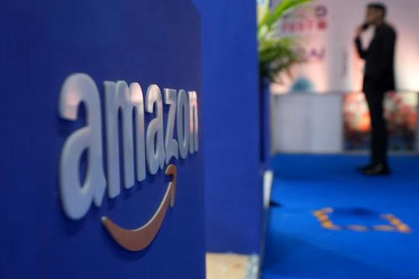 Seorang pengunjung berdiri di dekat logo Amazon selama KTT Kepemimpinan Ritel tahunan di Mumbai, India, 27 Februari 2025. REUTERS 