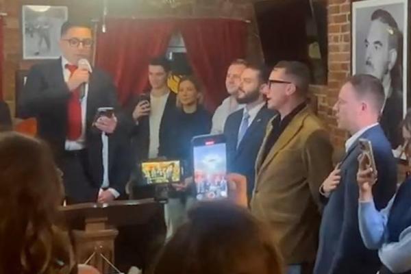 Jan Wenzel Schmidt dari Alternatif untuk Jerman atau AfD, bersama presiden Klub Republik Muda New York, dalam sebuah pertemuan di sebuah klub Manhattan di New York City, AS, 2 Oktober 2025, dalam cuplikan layar dari sebuah video. REUTERS 